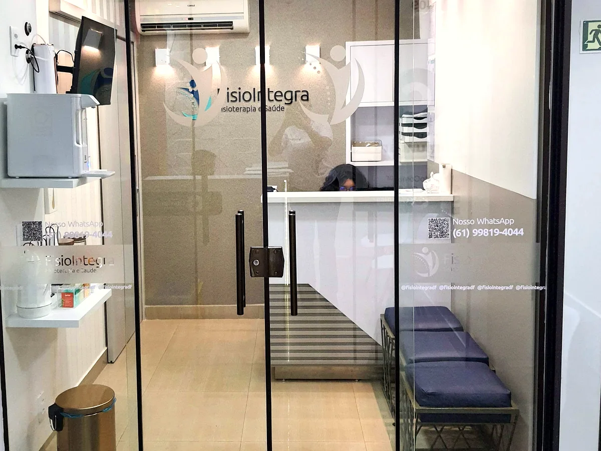 Entrada da FisioIntegra: porta de vidro com a marca gravada, salas 401 e 402, recepção ao fundo